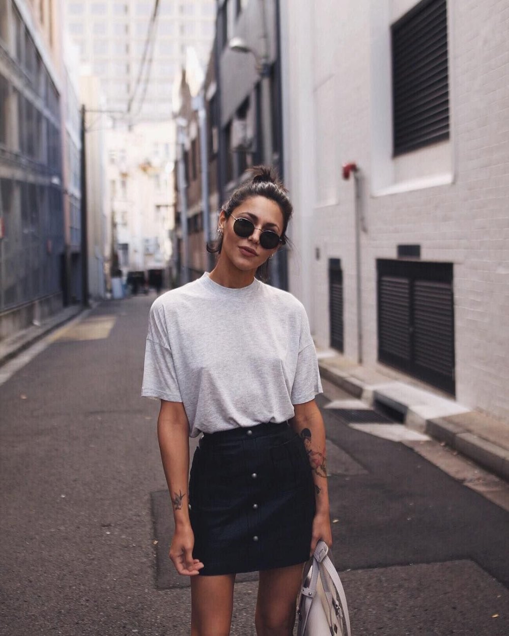 Белая рубашка и кожаные легинсы