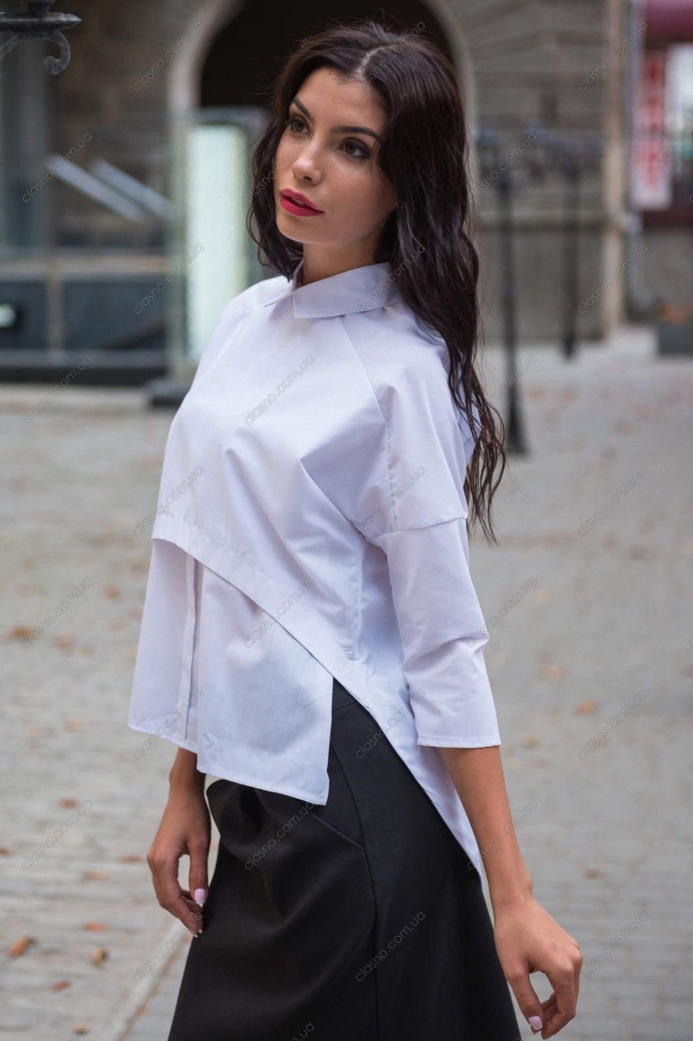 Белые джинсы с черной футболкой