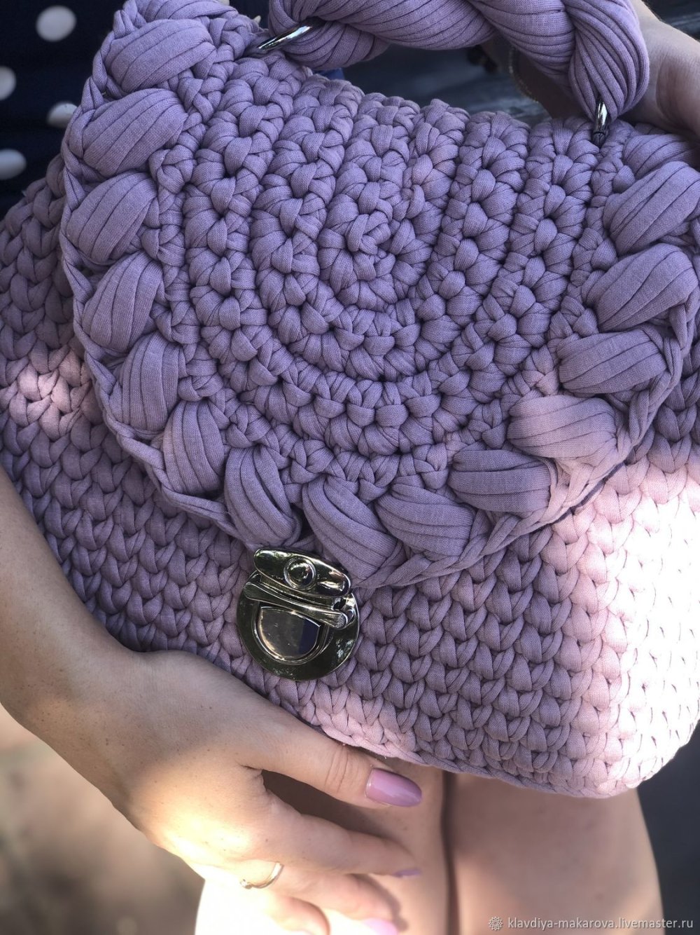 Черная круглая сумка из трикотажной пряжи