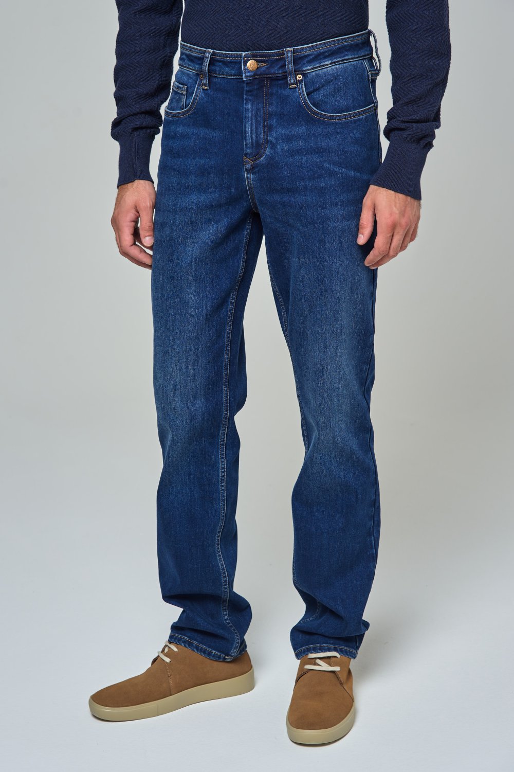 Женские джинсы с косыми карманами фото