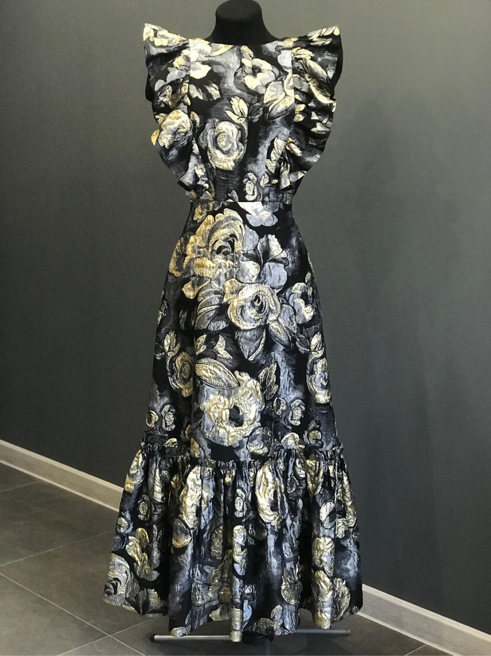 Платье из серебряной парчи