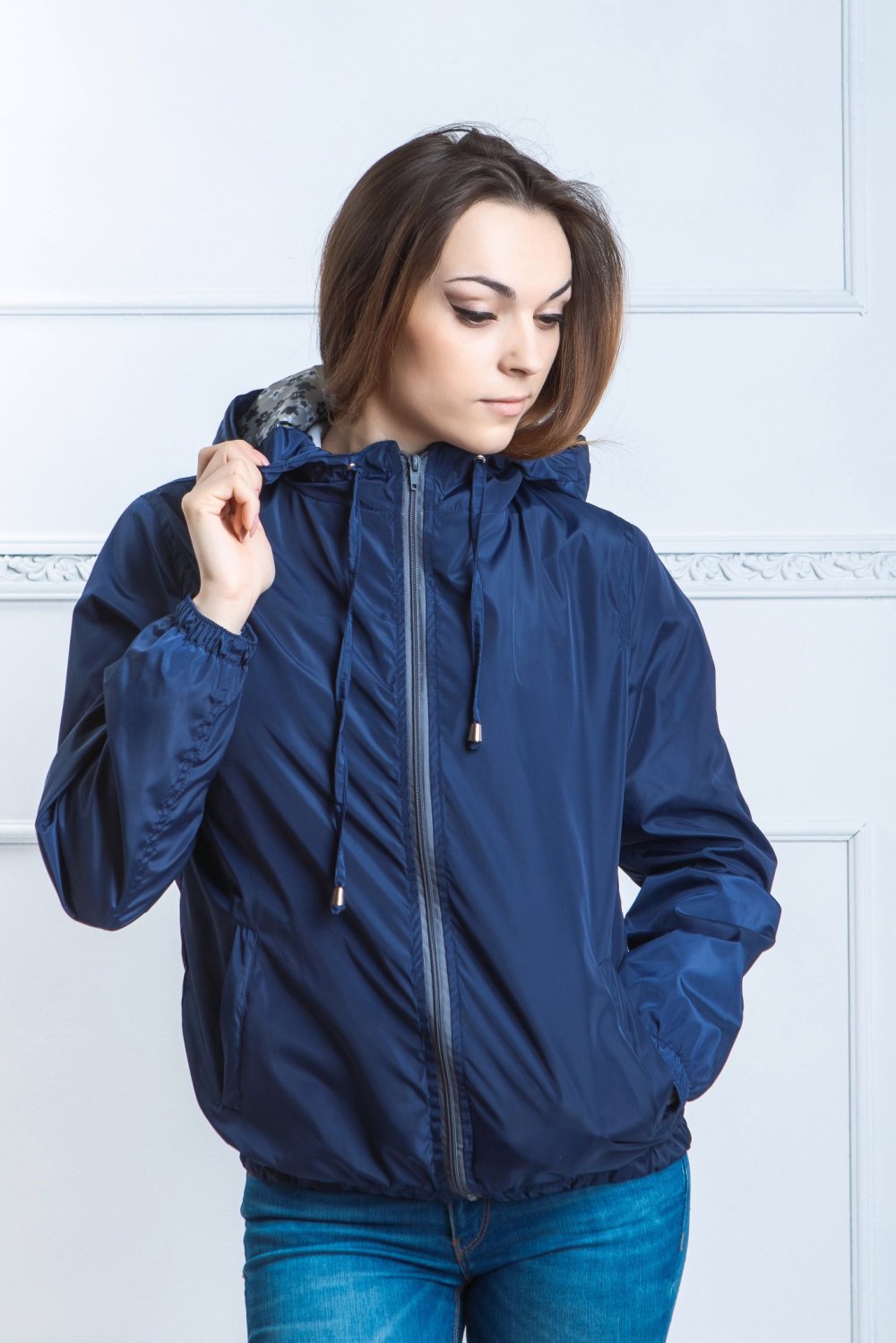 Женская ветровка с капюшоном