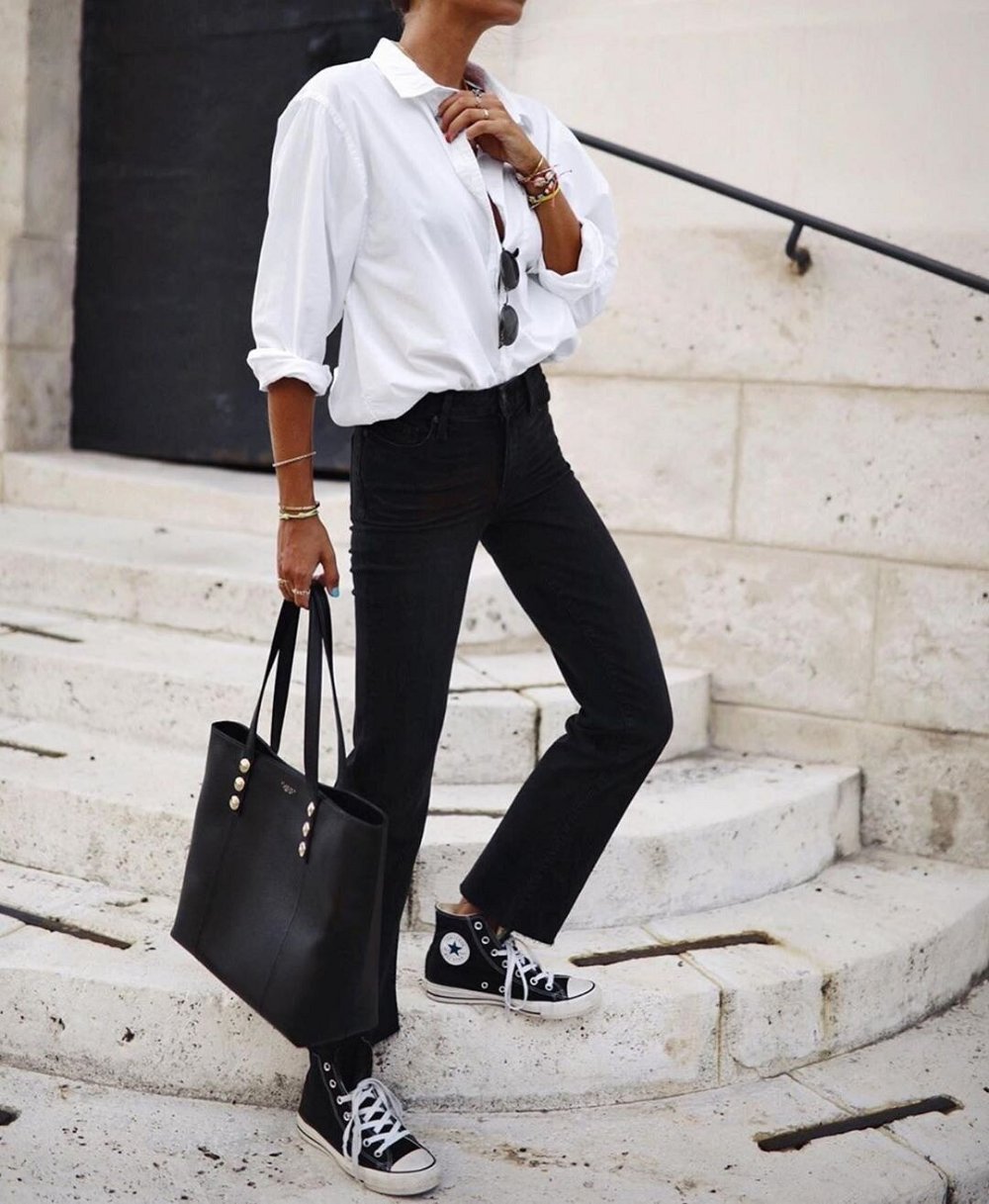 Белая блузка и джинсы