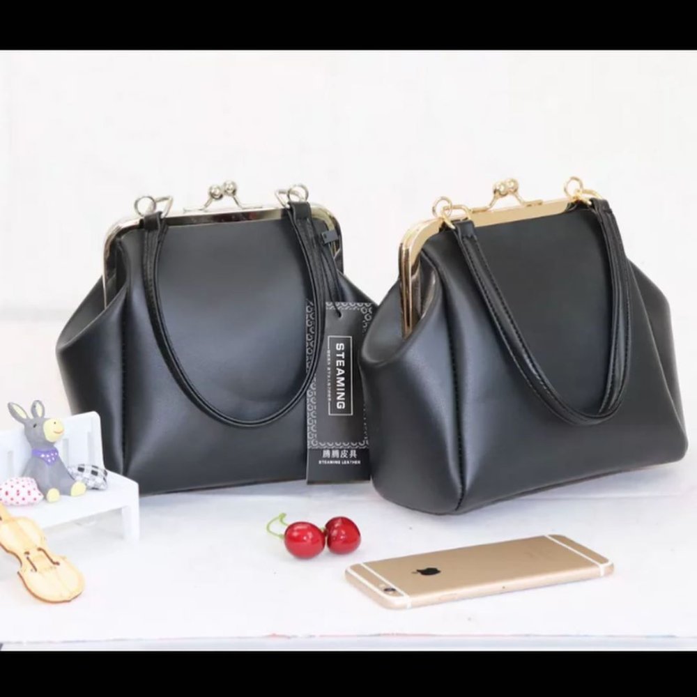 Сумка клатч с поцелуйчиками