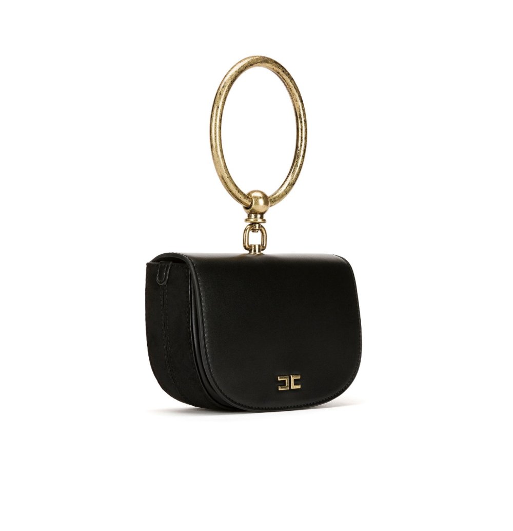 Девушка с ручками кольцами