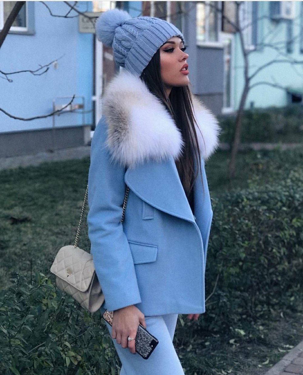 Шапка к синему пальто