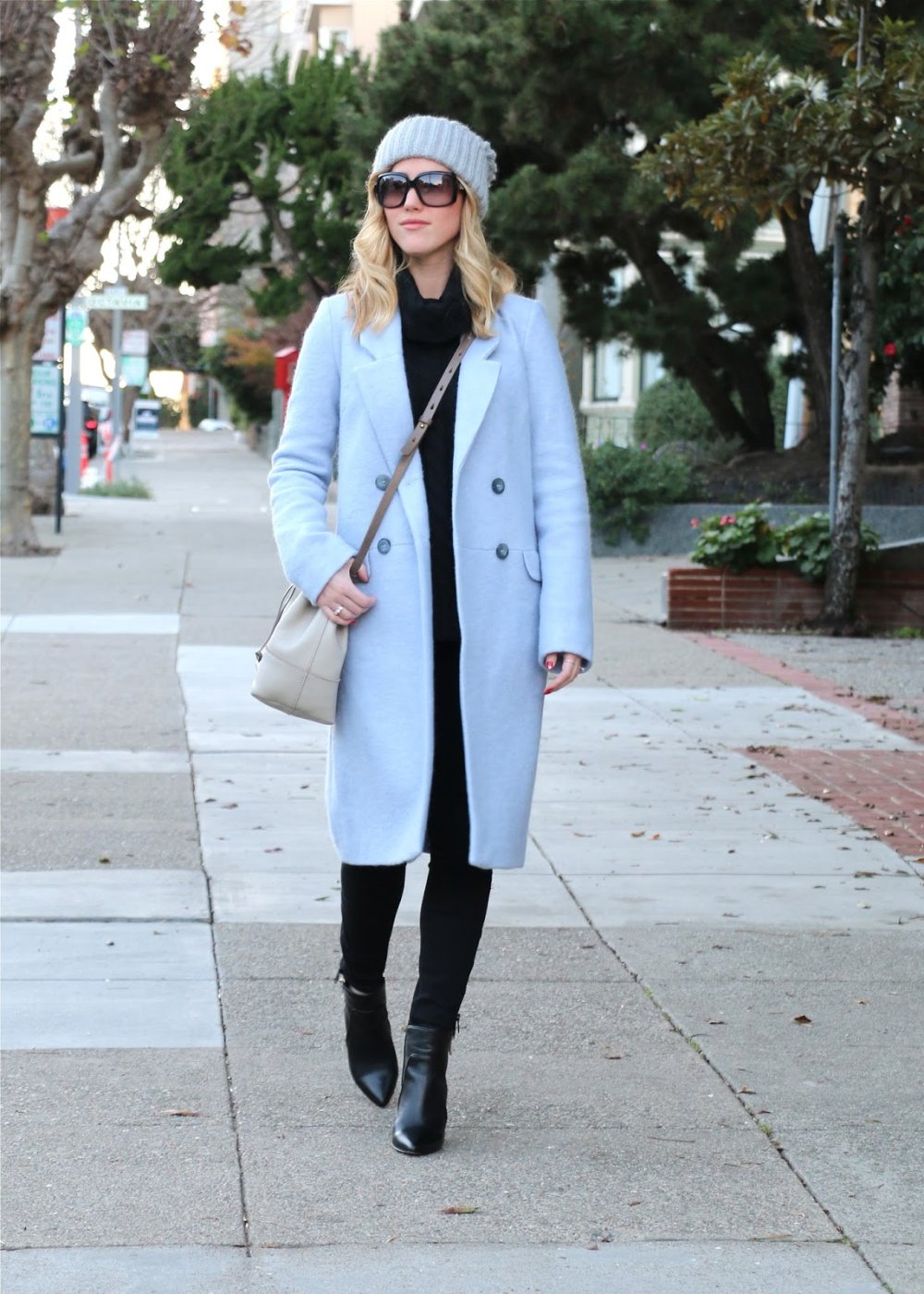 Платок к голубому пальто