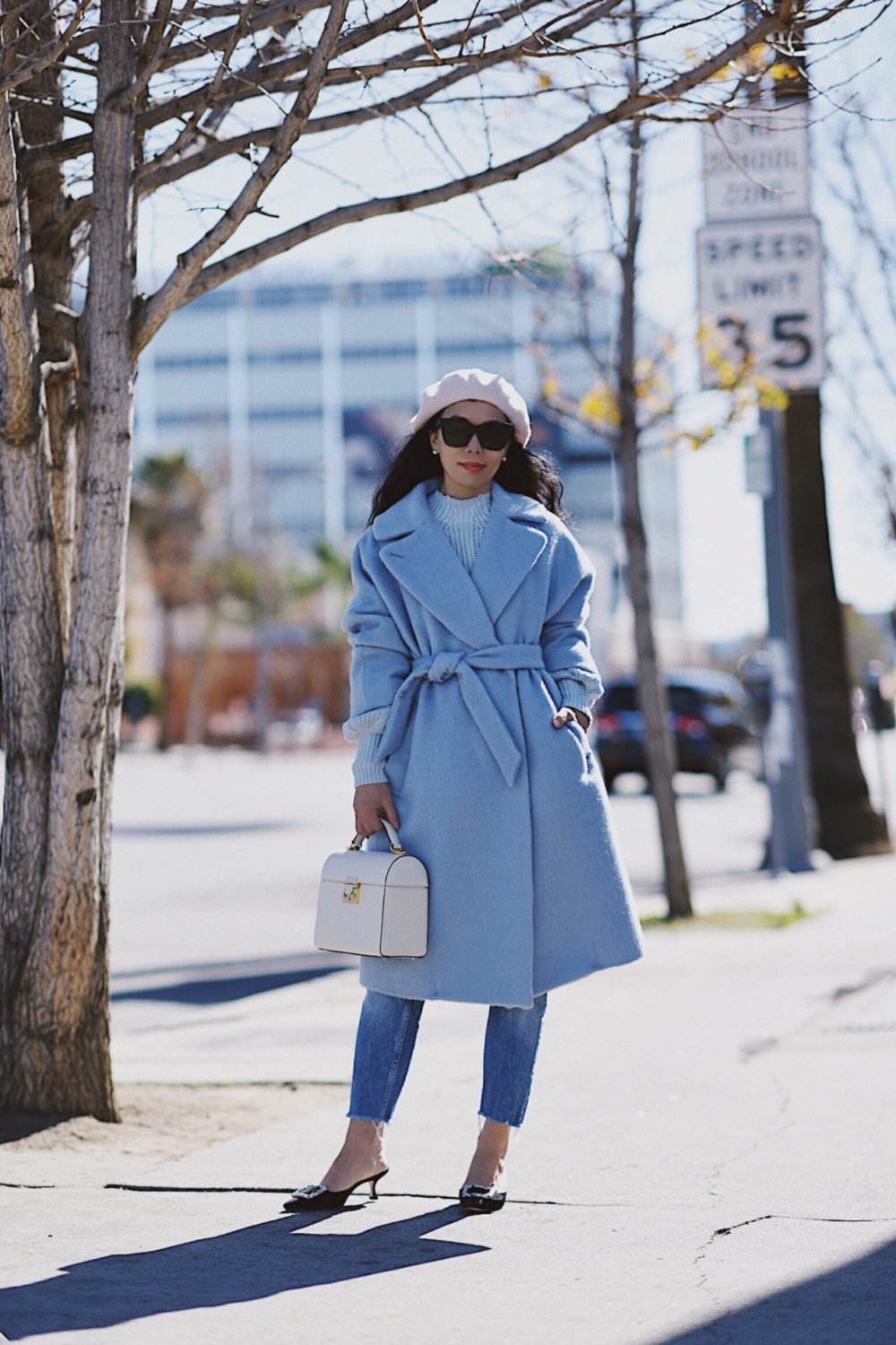 Синие пальто в шляпе