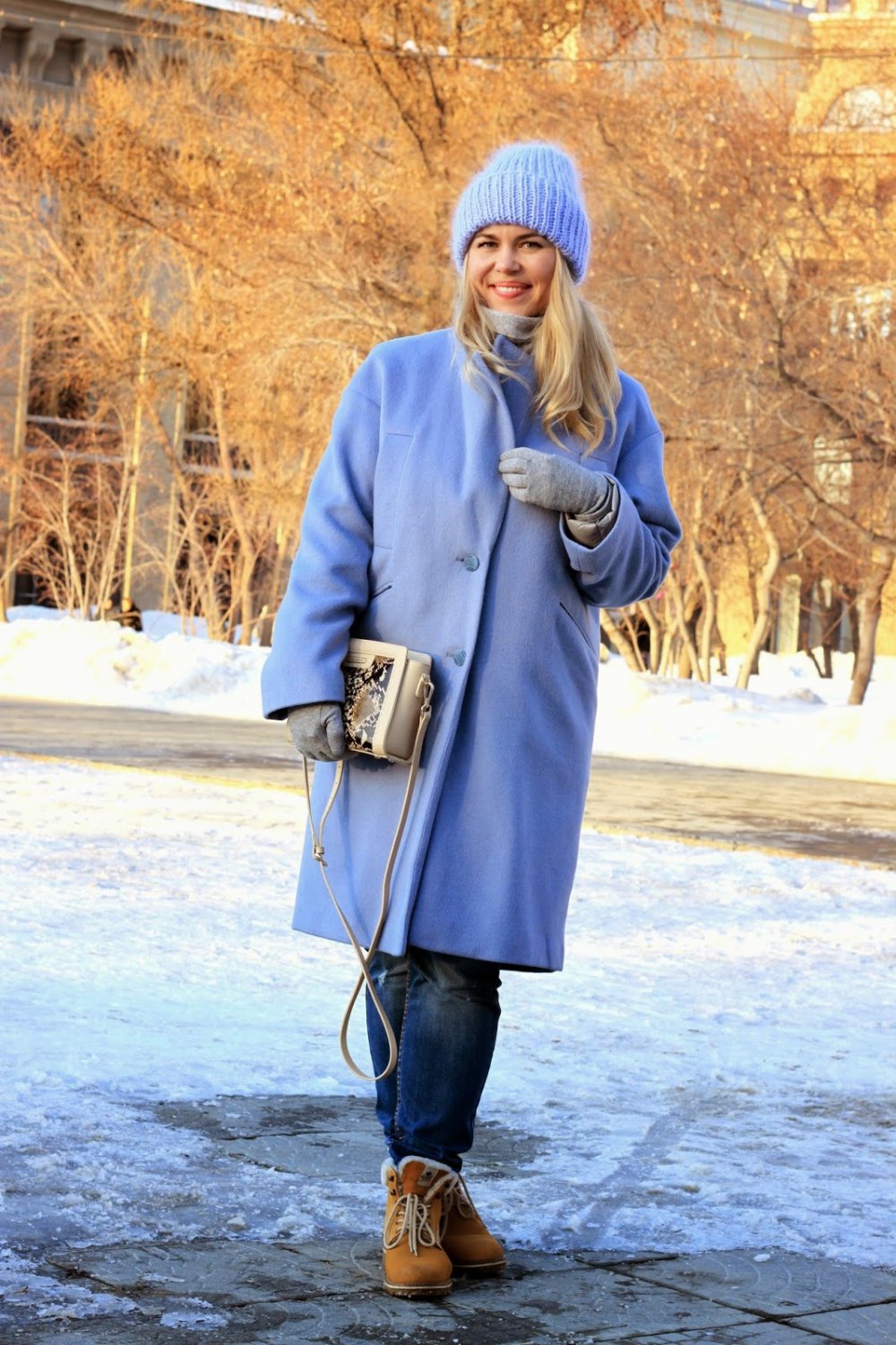 Платок к голубому пальто