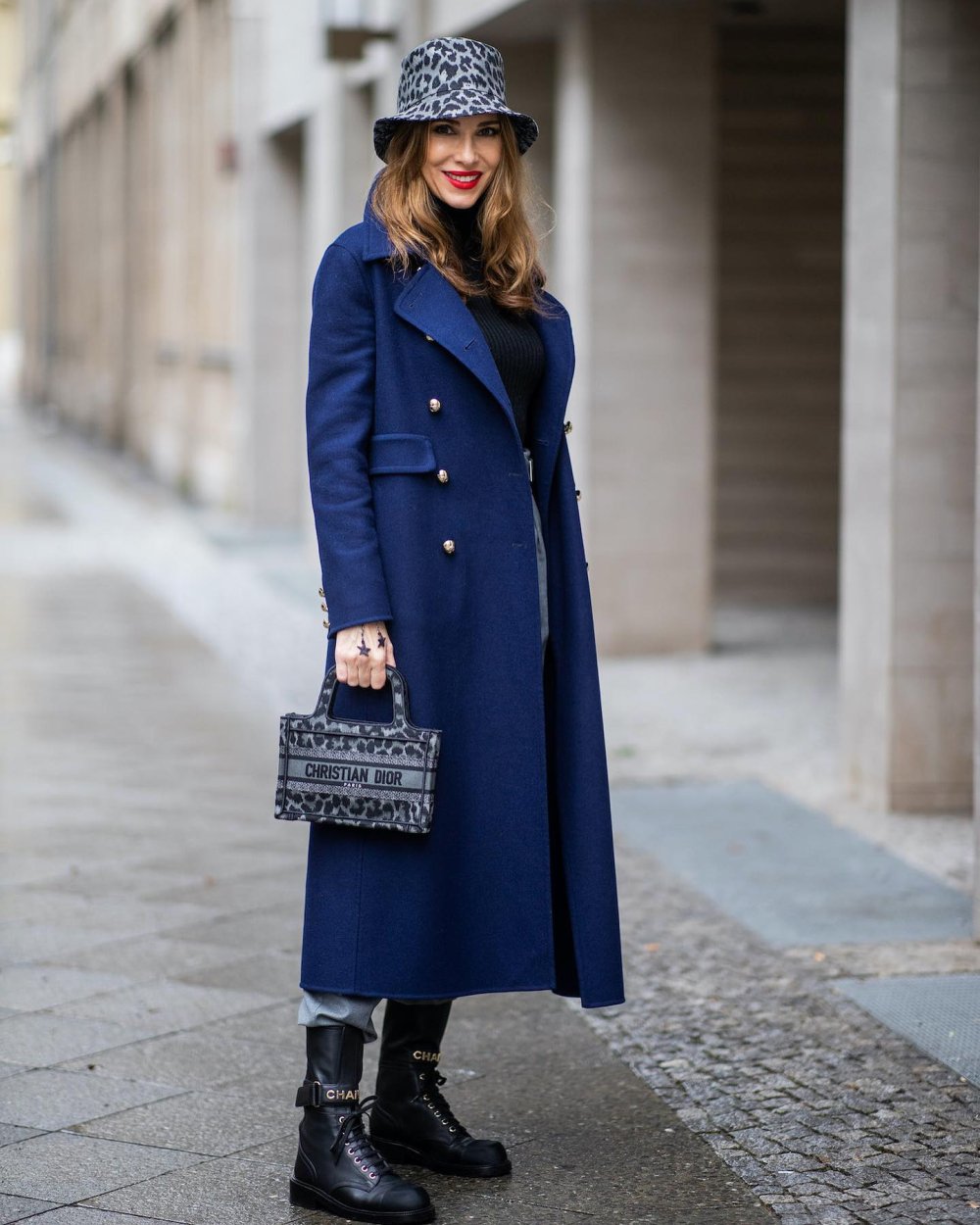 Аксессуары к синему пальто