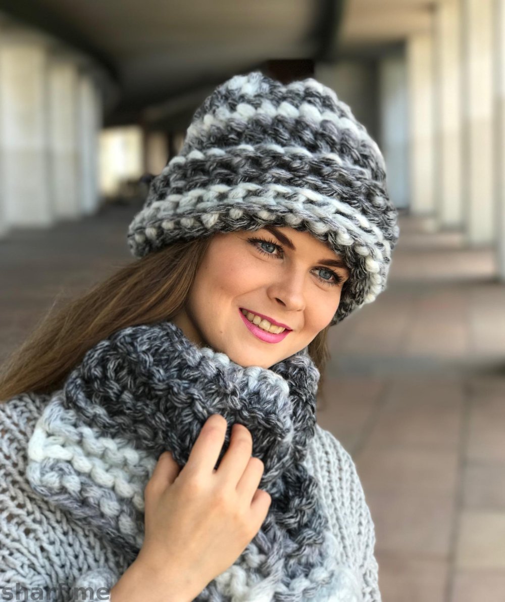 Вязаная шапка с отворотом