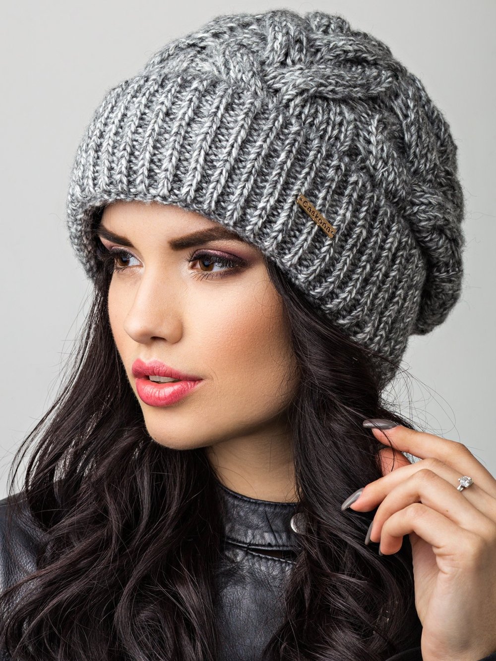 Шапки женские зимние модные вязаные