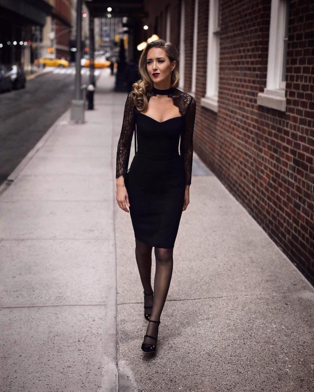 Розовое платье с черными туфлями