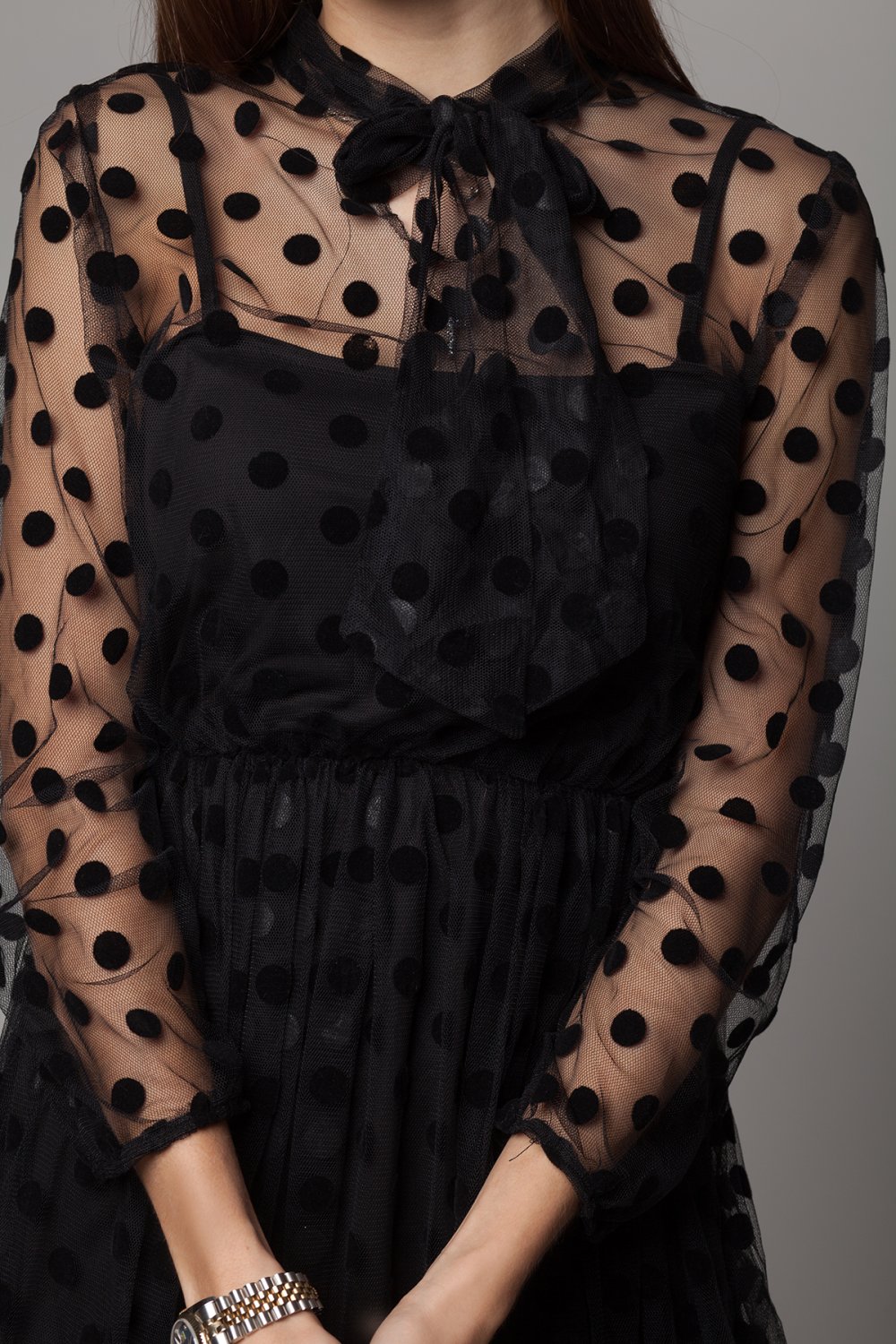 Чёрное платье с прозрачными рукавами в горох