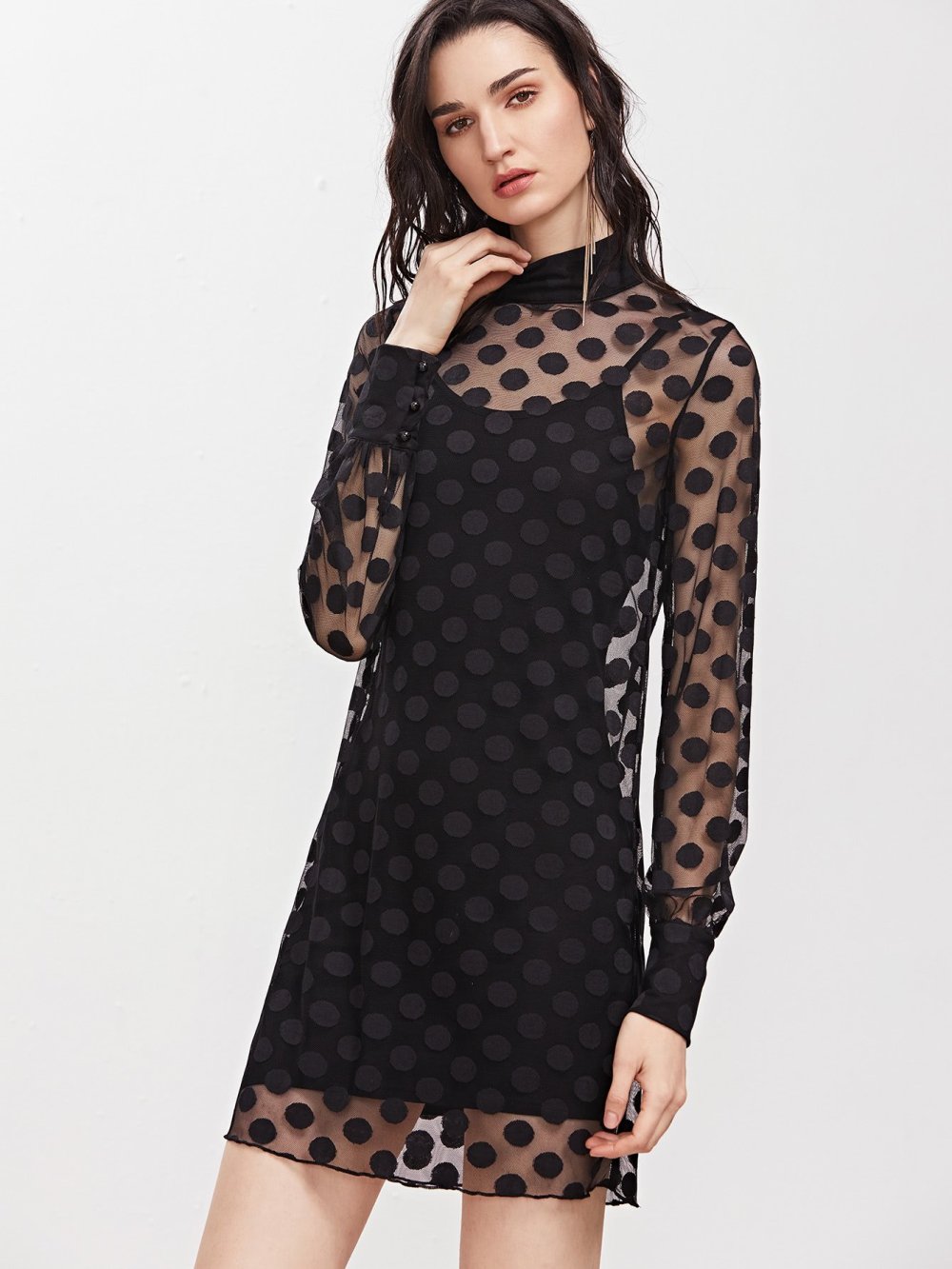 Черное платье с прозрачными рукавами в горошек