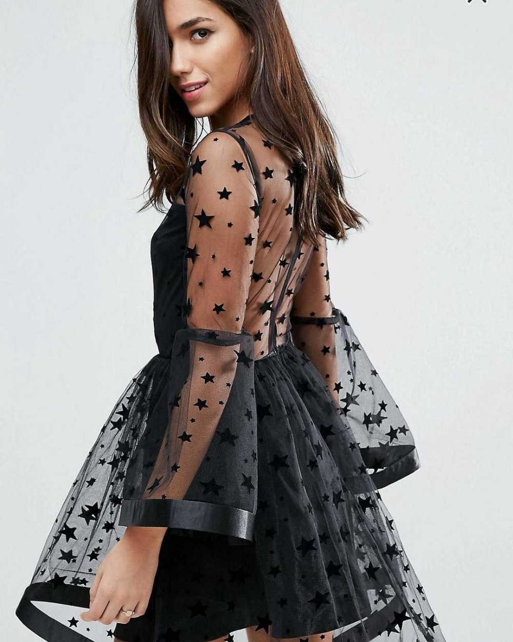 Длинное черное платье в горошек