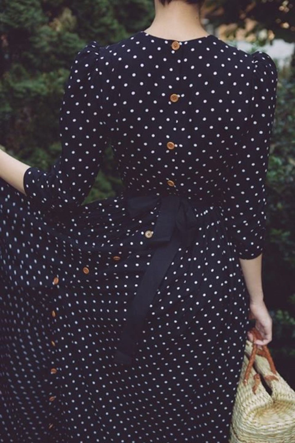 Черное платье с сеткой в горошек