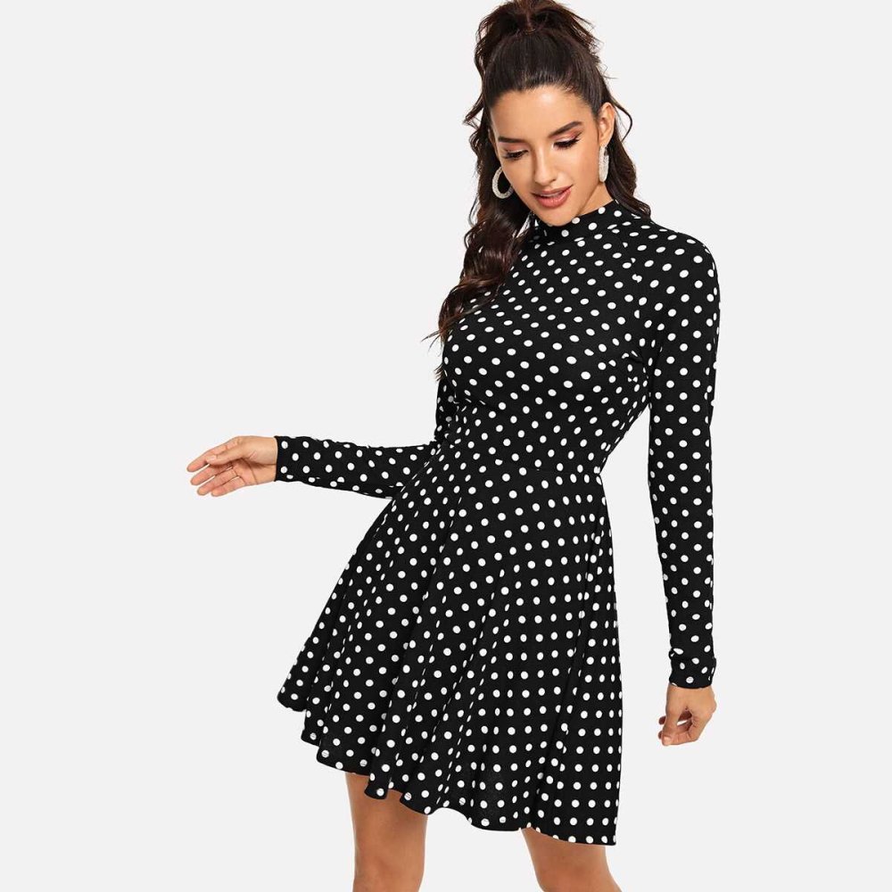 Строгое платье с длинным рукавом