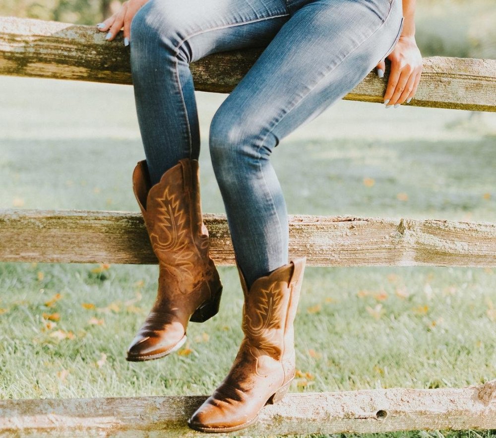 Джинсы поверх сапог