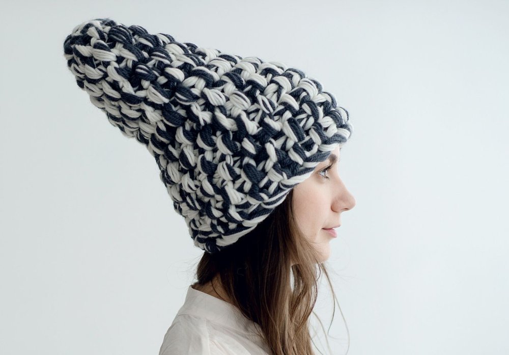 Девушка в шапке эмоции