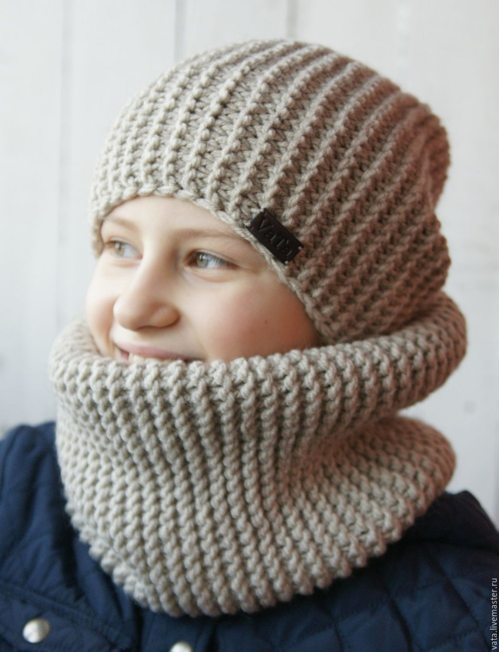 Разноцветные вязаные шапки