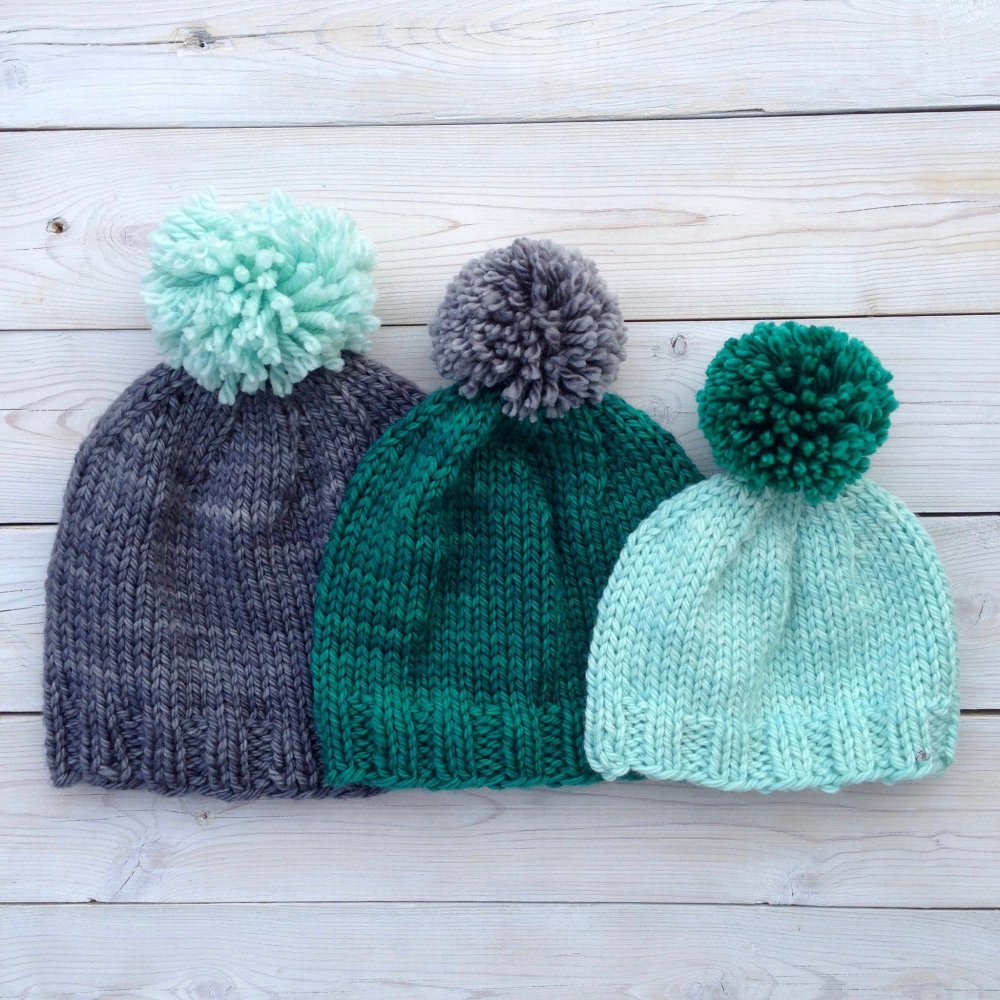 Вязаная шапка с цветочным орнаментом