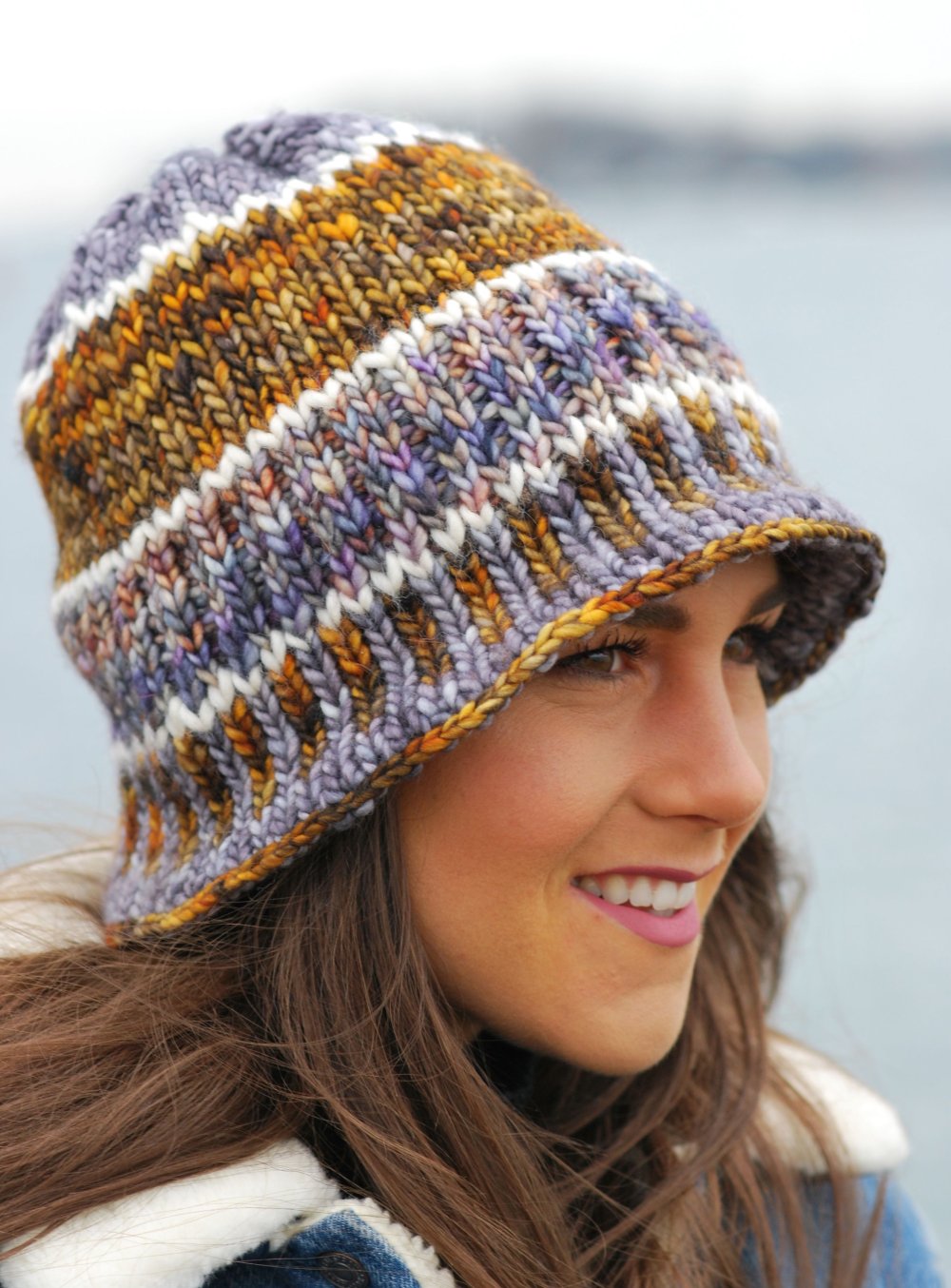 Разноцветные вязаные шапки