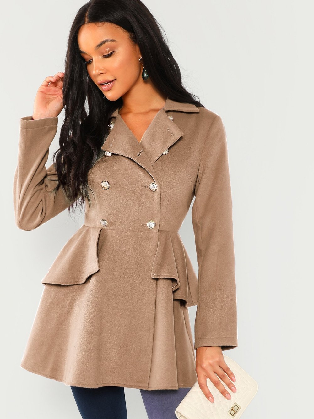 Женское пальто с воланом