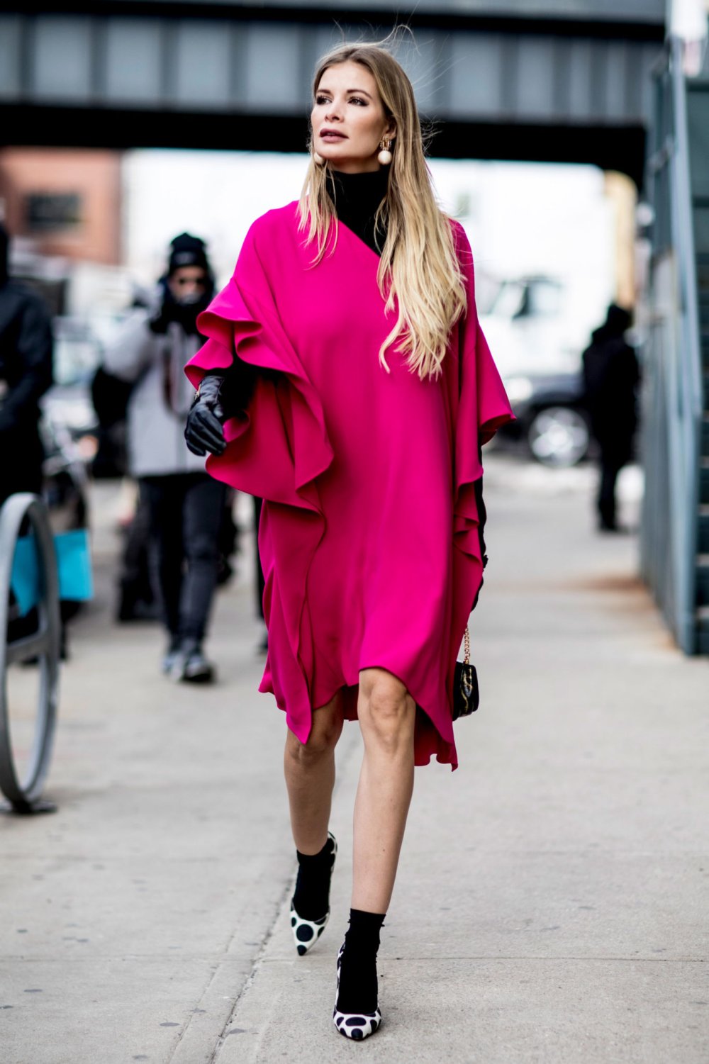 Розовое пальто с оборками