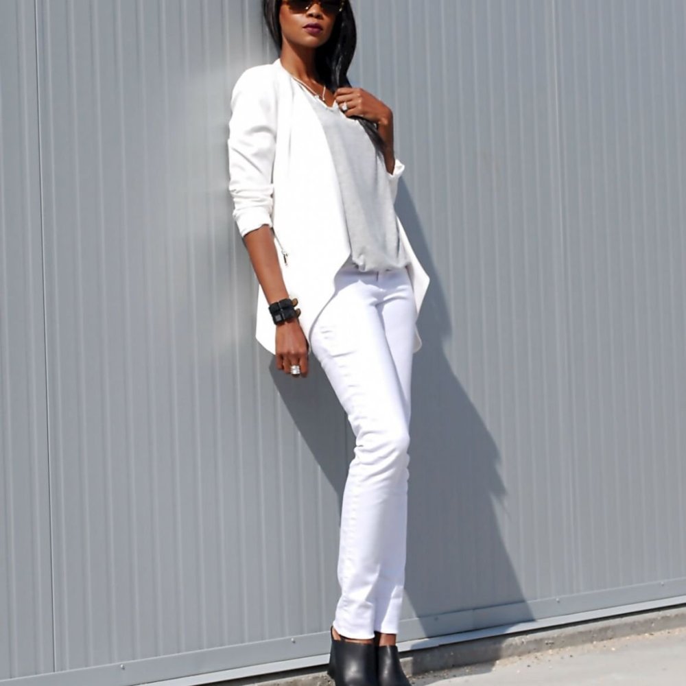 С чем носить белую футболку в офис