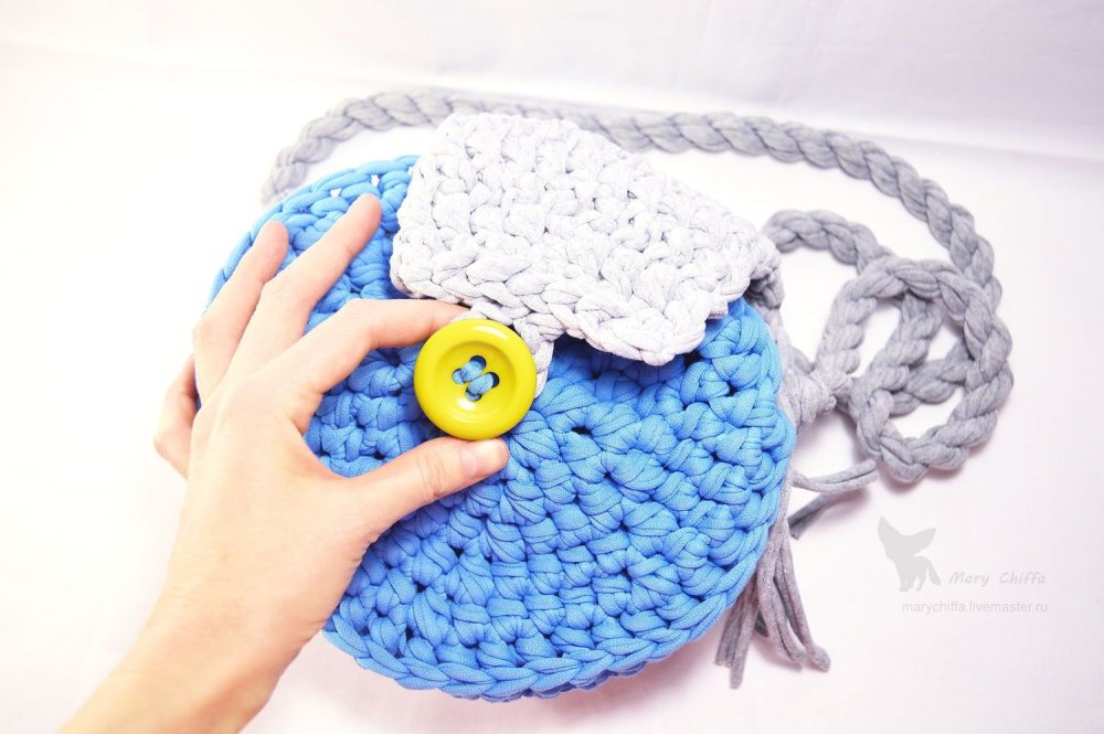 Корзина из трикотажной пряжи с деревянным дном