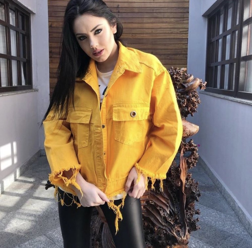 Фотосессия девушки в джинсовке оверсайз