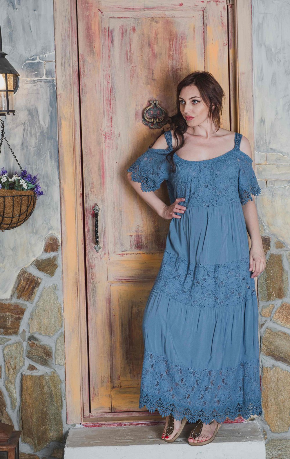 Платье молочного цвета с кружевом