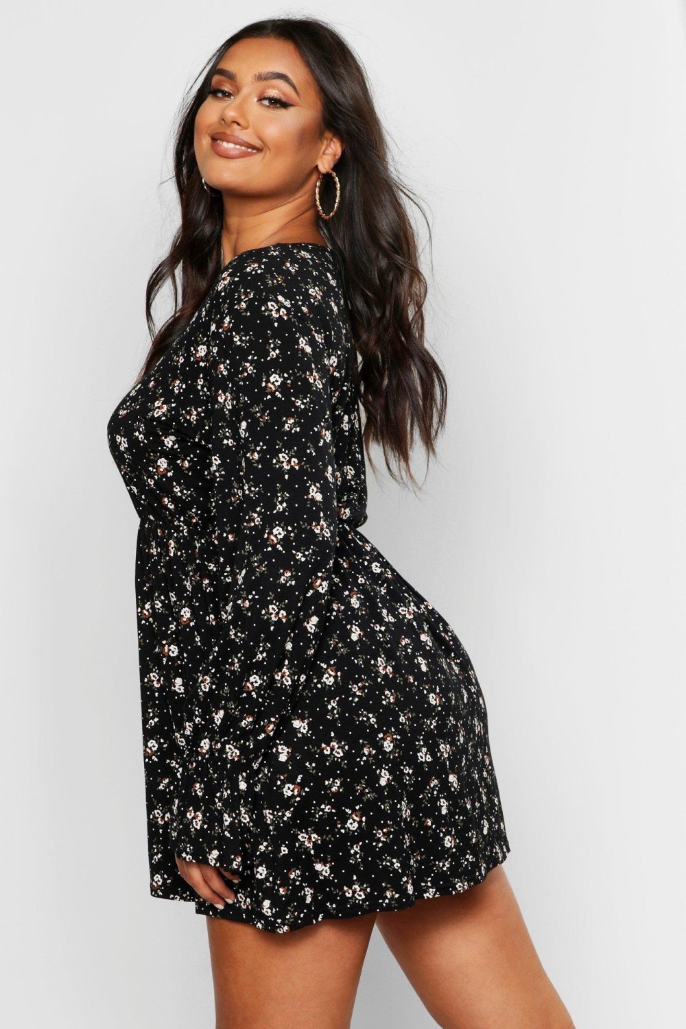 Черное платье в мелкий цветочек