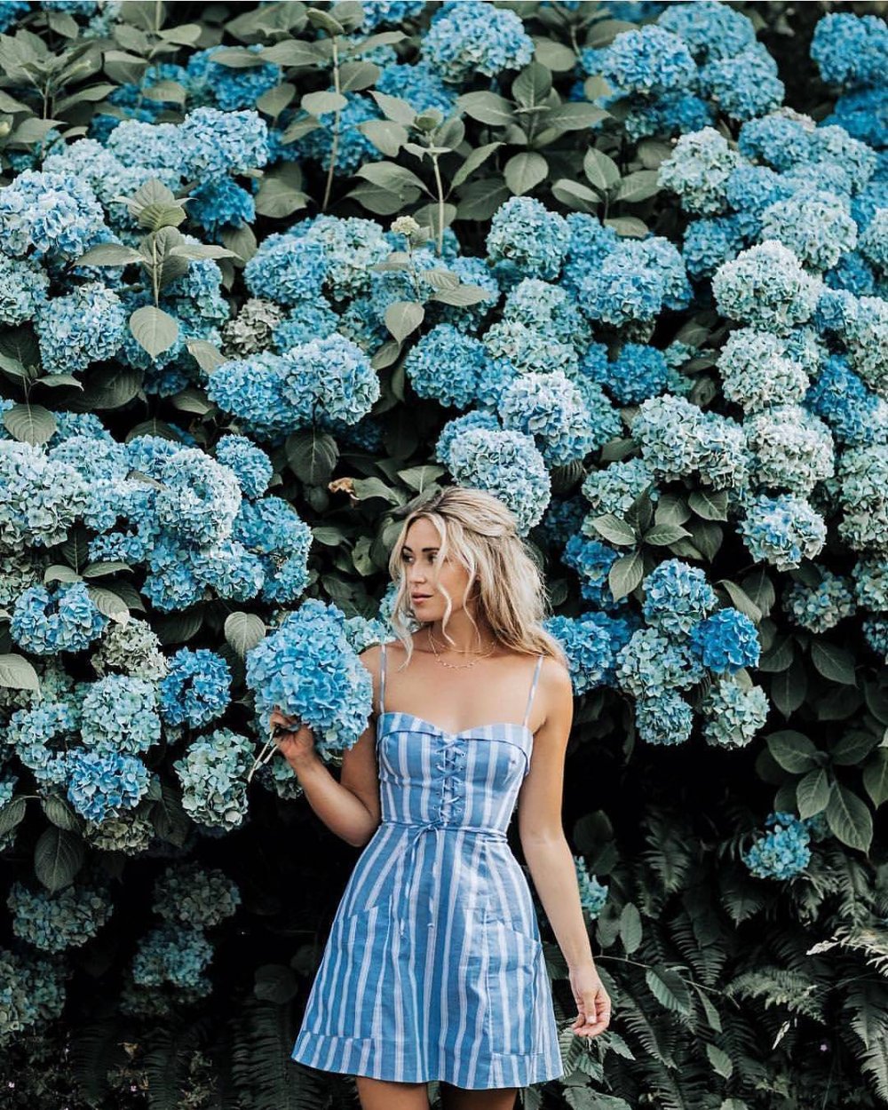 Образы с белым платьем в цветочек