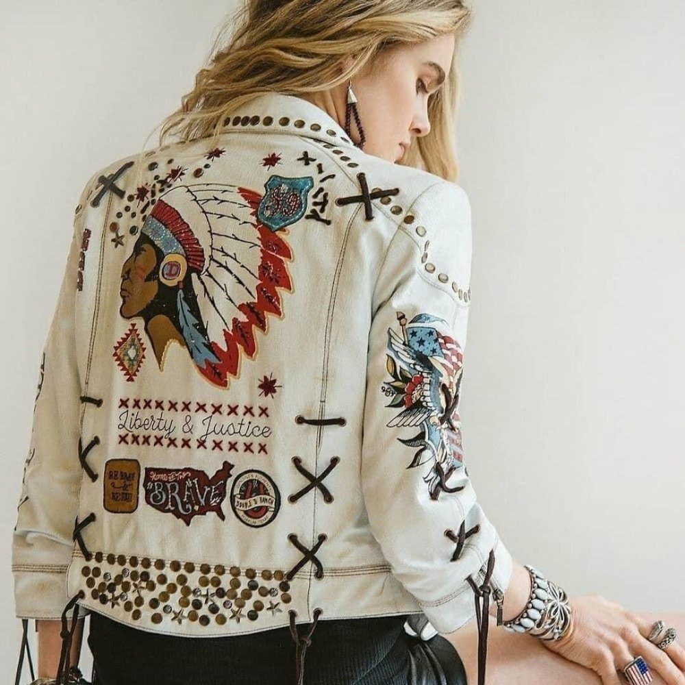 Модная вышивка на куртке