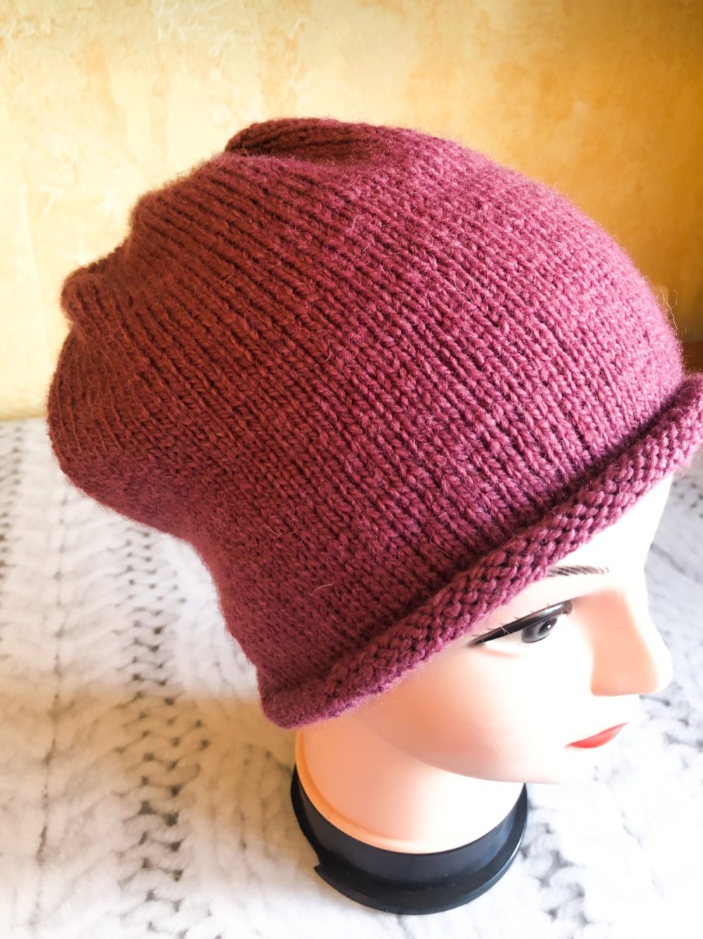 Шапка бини лицевой гладью