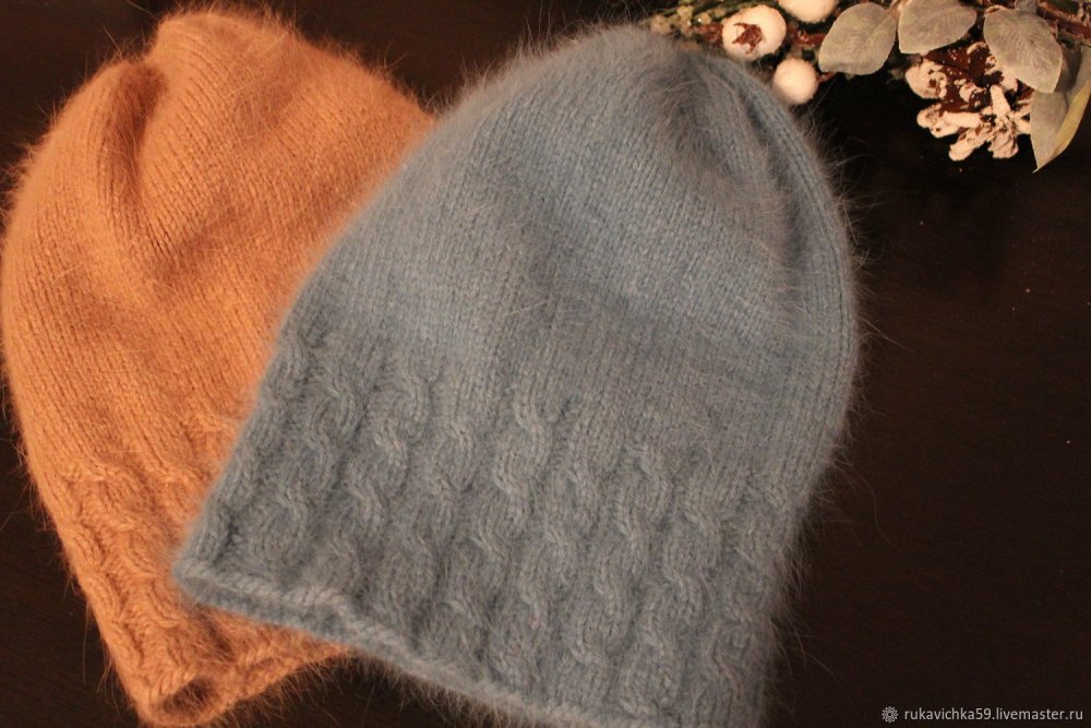 Шапка из ангоры с косами спицами