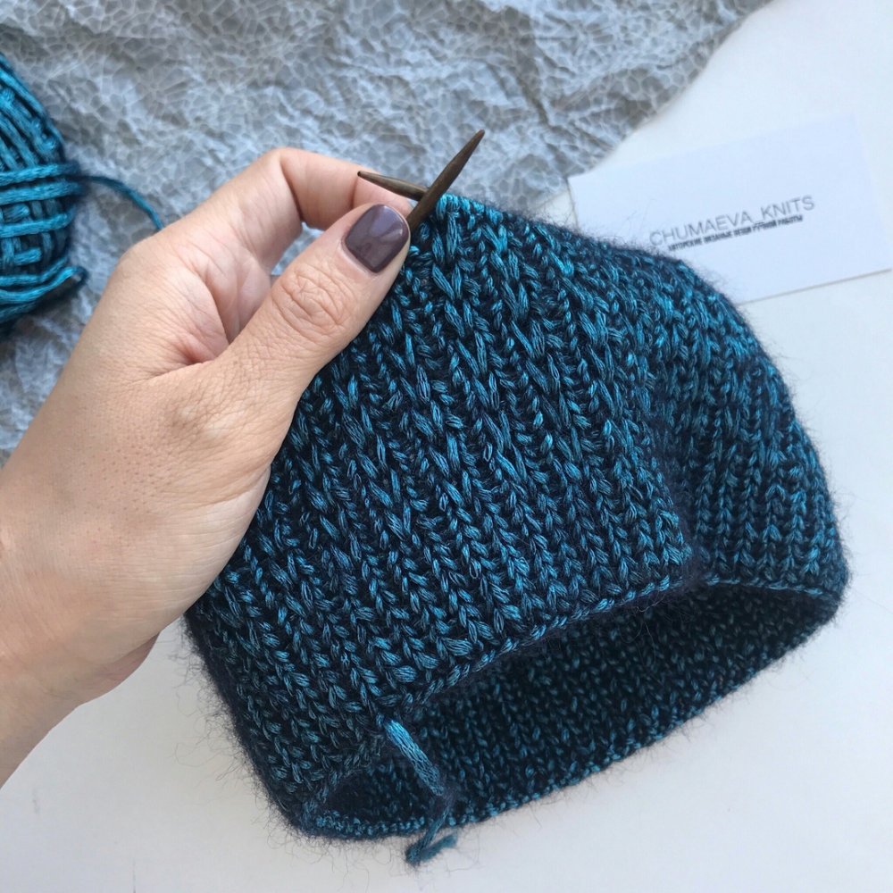 Шапка лицевыми петлями