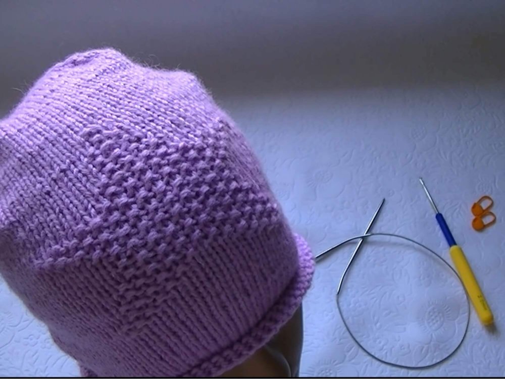 Шапка бини лицевой гладью