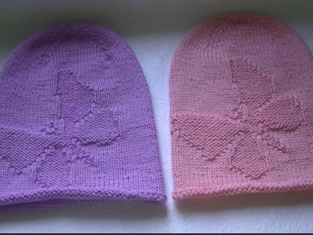 Вязаная шапка лицевой гладью