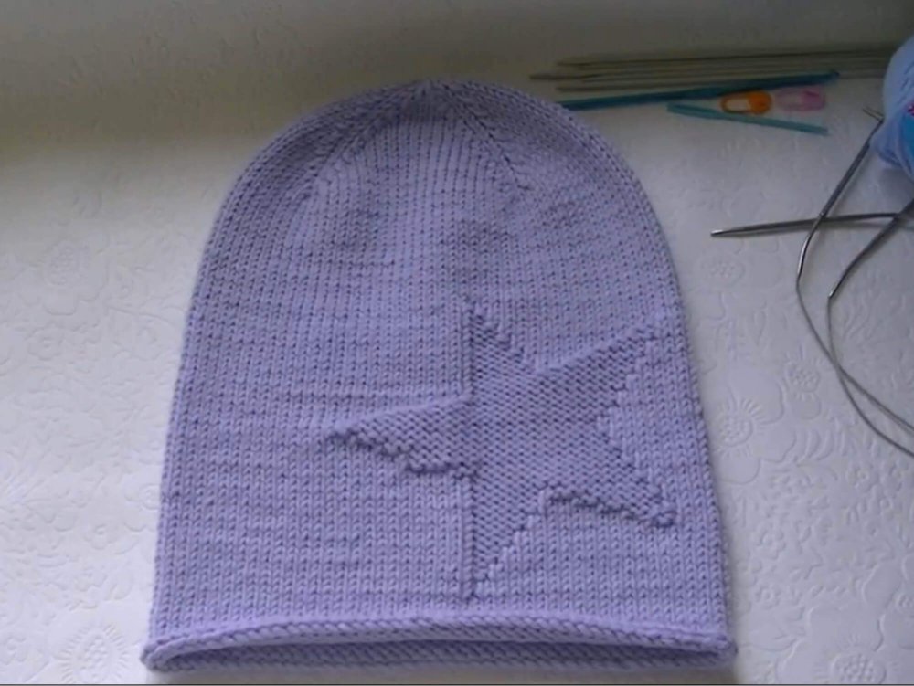 Шапка лицевыми петлями