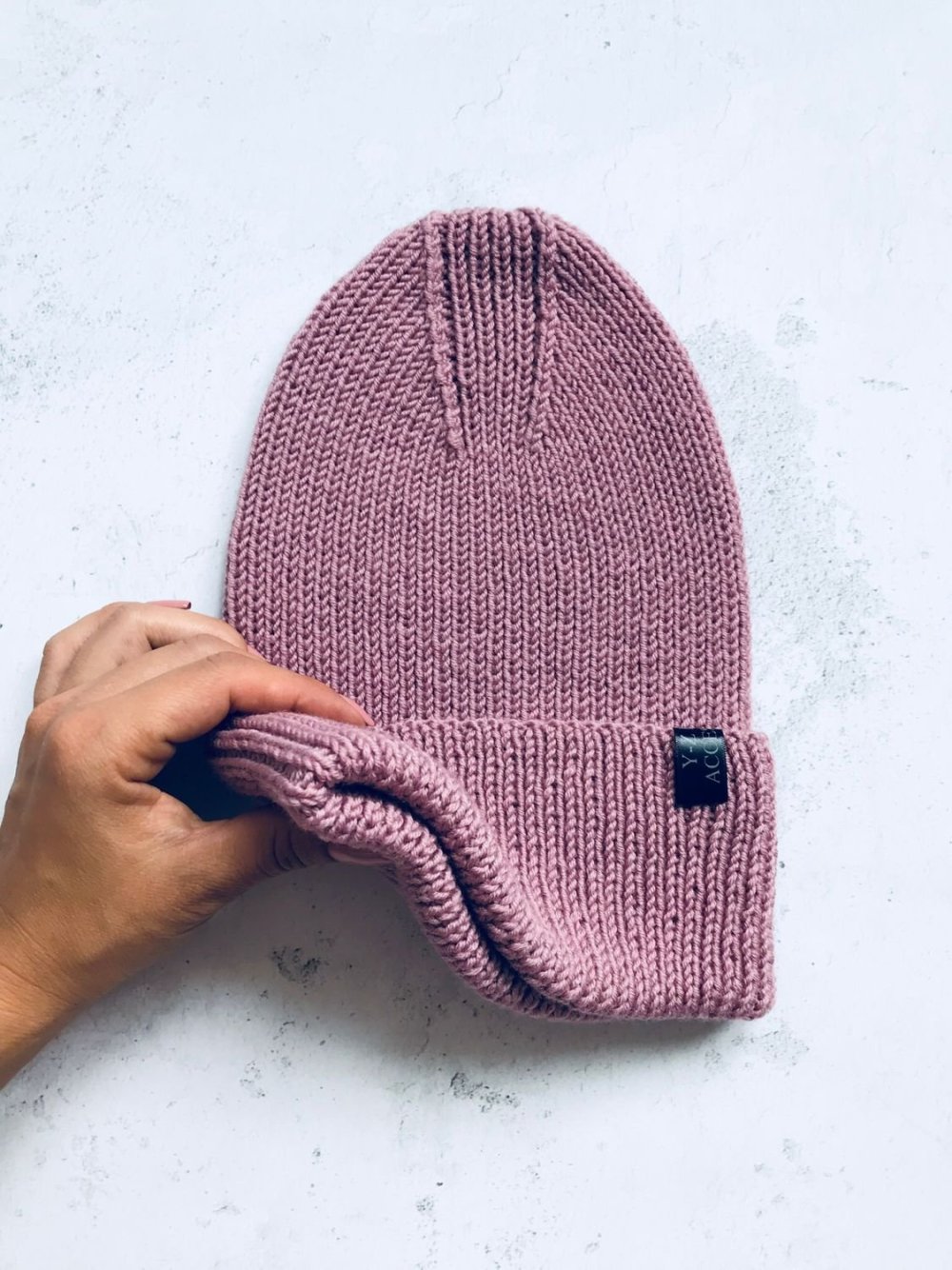 Шапка лицевой гладью с отворотом