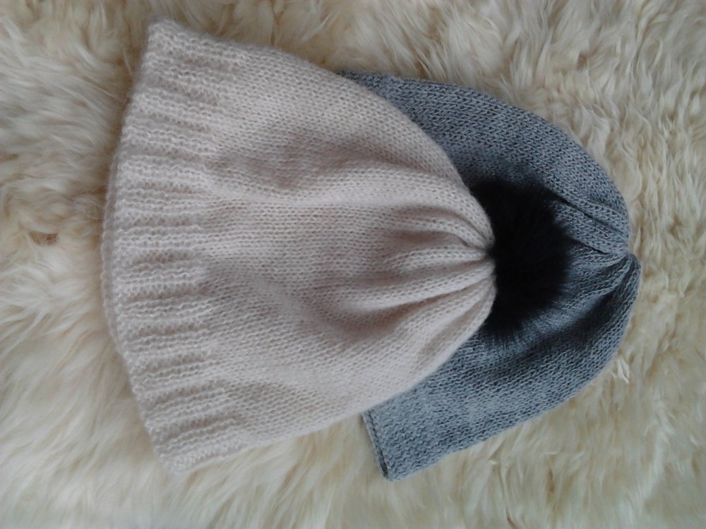 Шапка лицевой гладью с помпоном