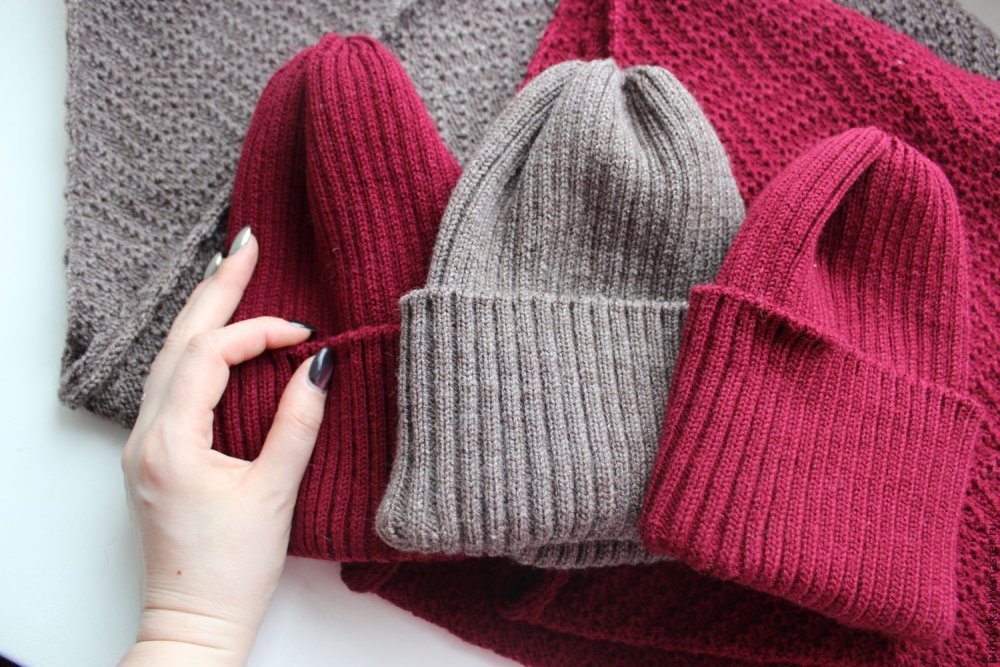 Шапка бини гладью