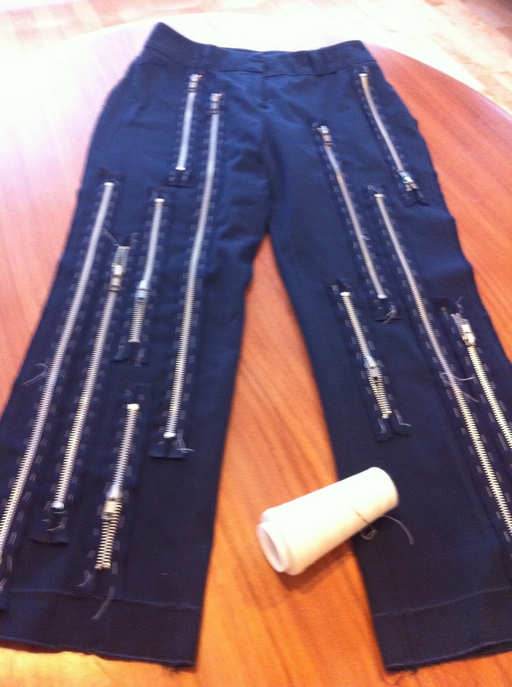 Декор джинсов молниями