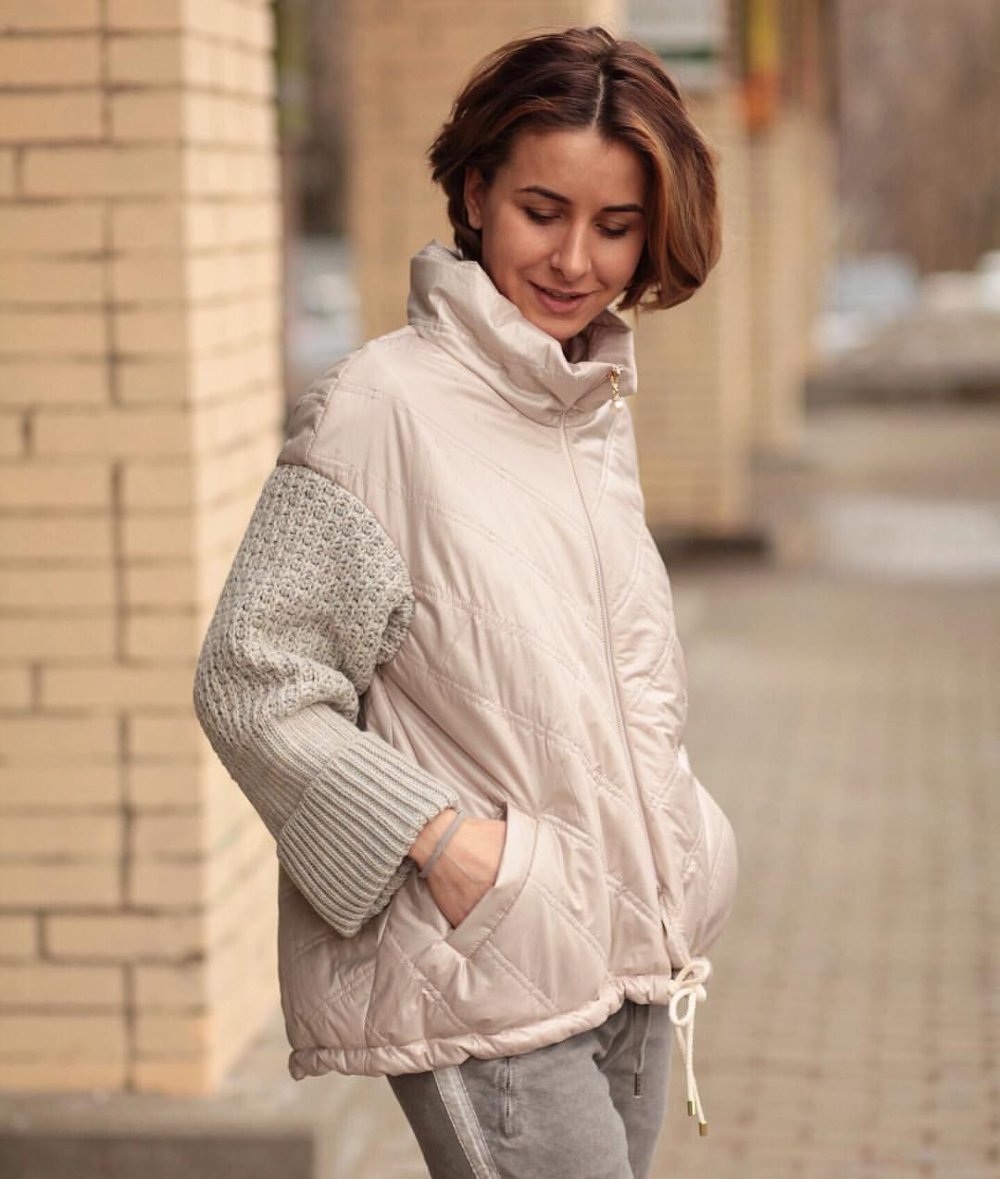 Куртки женские демисезонные связанным рукавами клеш и капюшоном