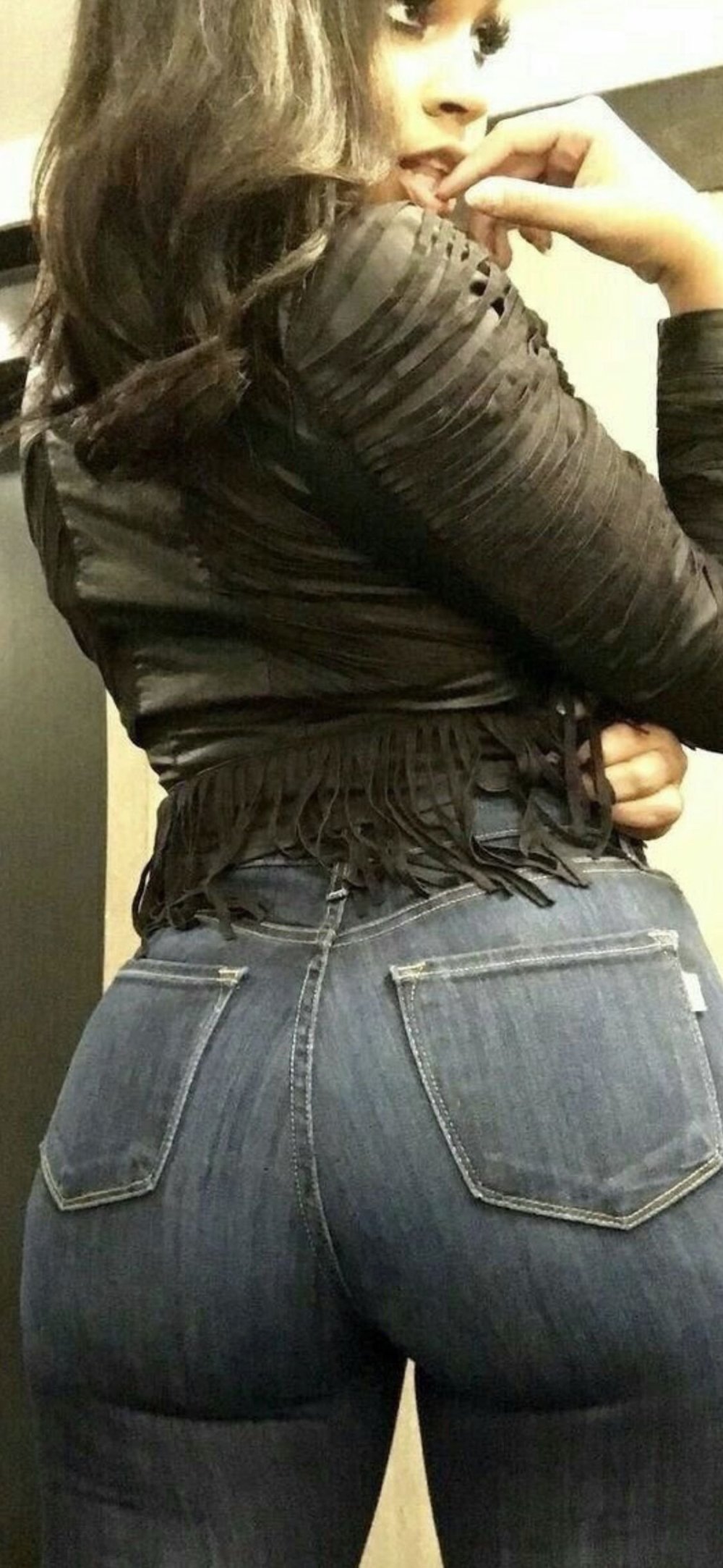 Девушки в джинсах вид сзади