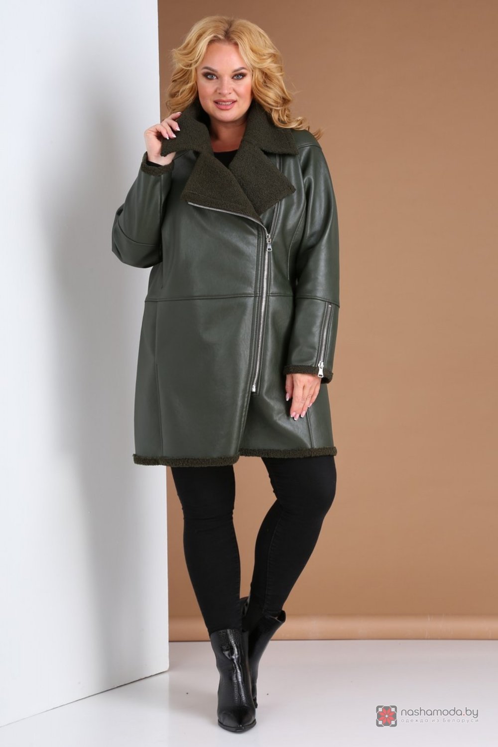 Женщина в кожаном полупальто домашние фото