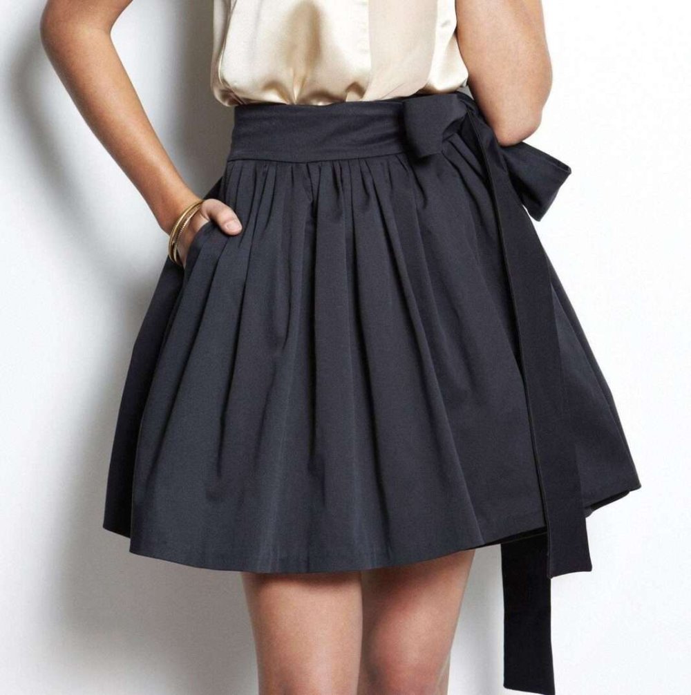 Худые ноги в мини юбке